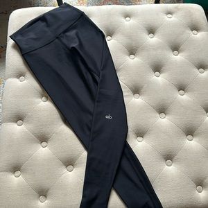 Women’s size small alo yoga leggings (black)
